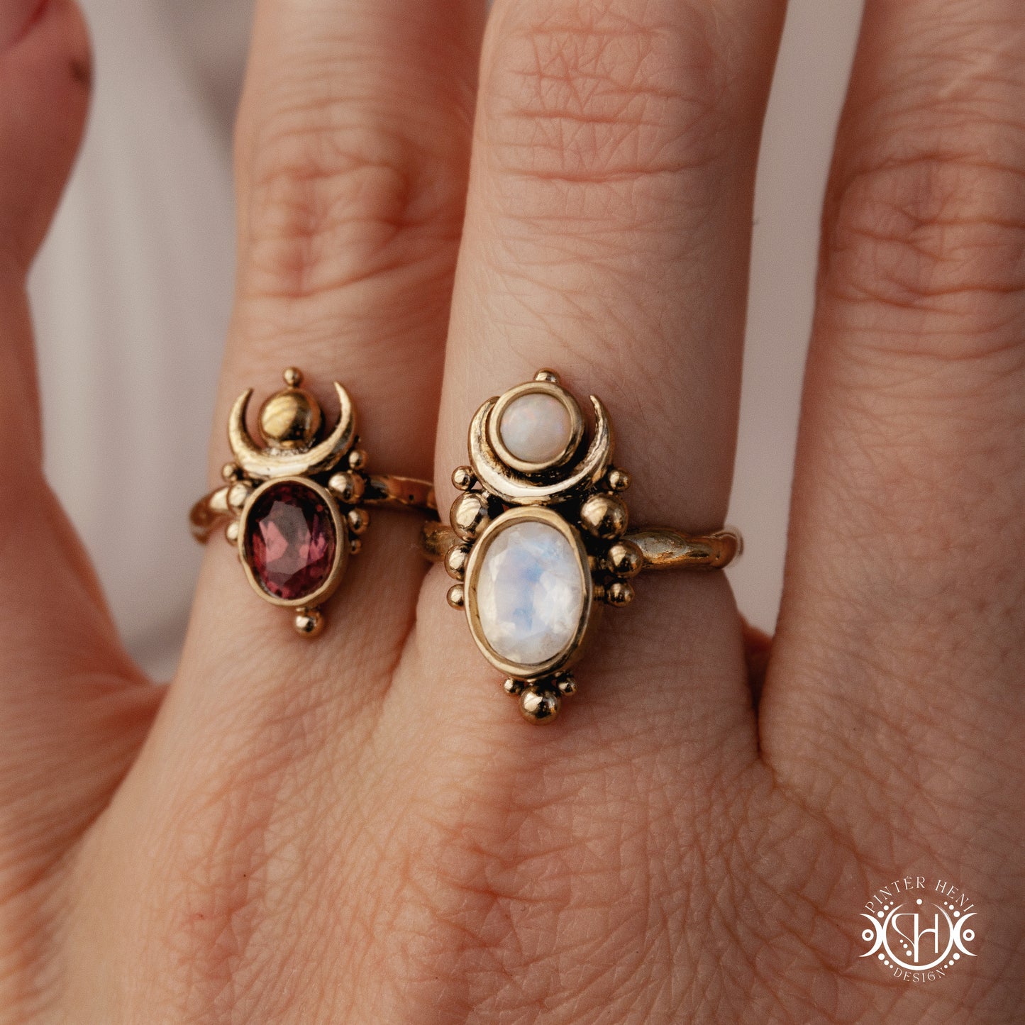Anillo Nyx | Anillo Arquetipo Femenino Hecho Bajo Pedido con Ópalo y Piedra Luna o Granate