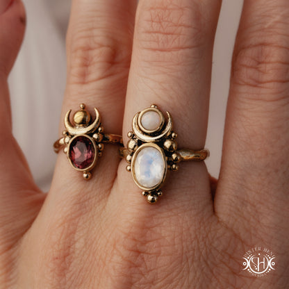 Anillo Nyx | Anillo Arquetipo Femenino Hecho Bajo Pedido con Ópalo y Piedra Luna o Granate