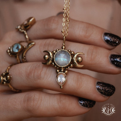 Colgante Petite Selene | Collar de Arquetipo Femenino con Piedra Luna, Larimar y Vesuvianita Hecho Bajo Pedido