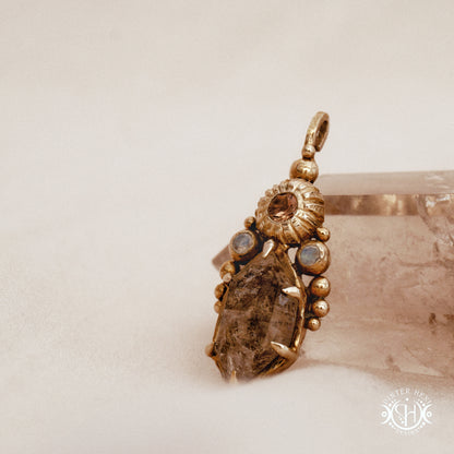 Colgante Desert Rites | Collar de Latón Único en su Clase