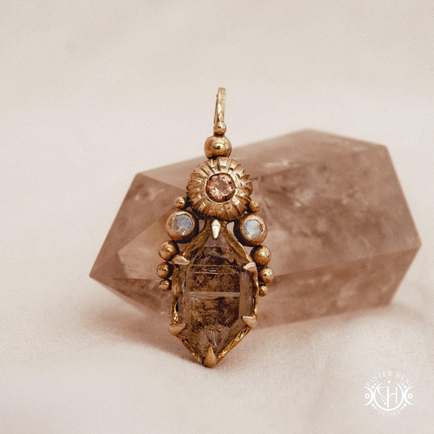 Colgante Desert Rites | Collar de Latón Único en su Clase