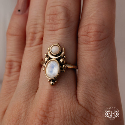Anillo Nyx | Anillo Arquetipo Femenino Hecho Bajo Pedido con Ópalo y Piedra Luna o Granate