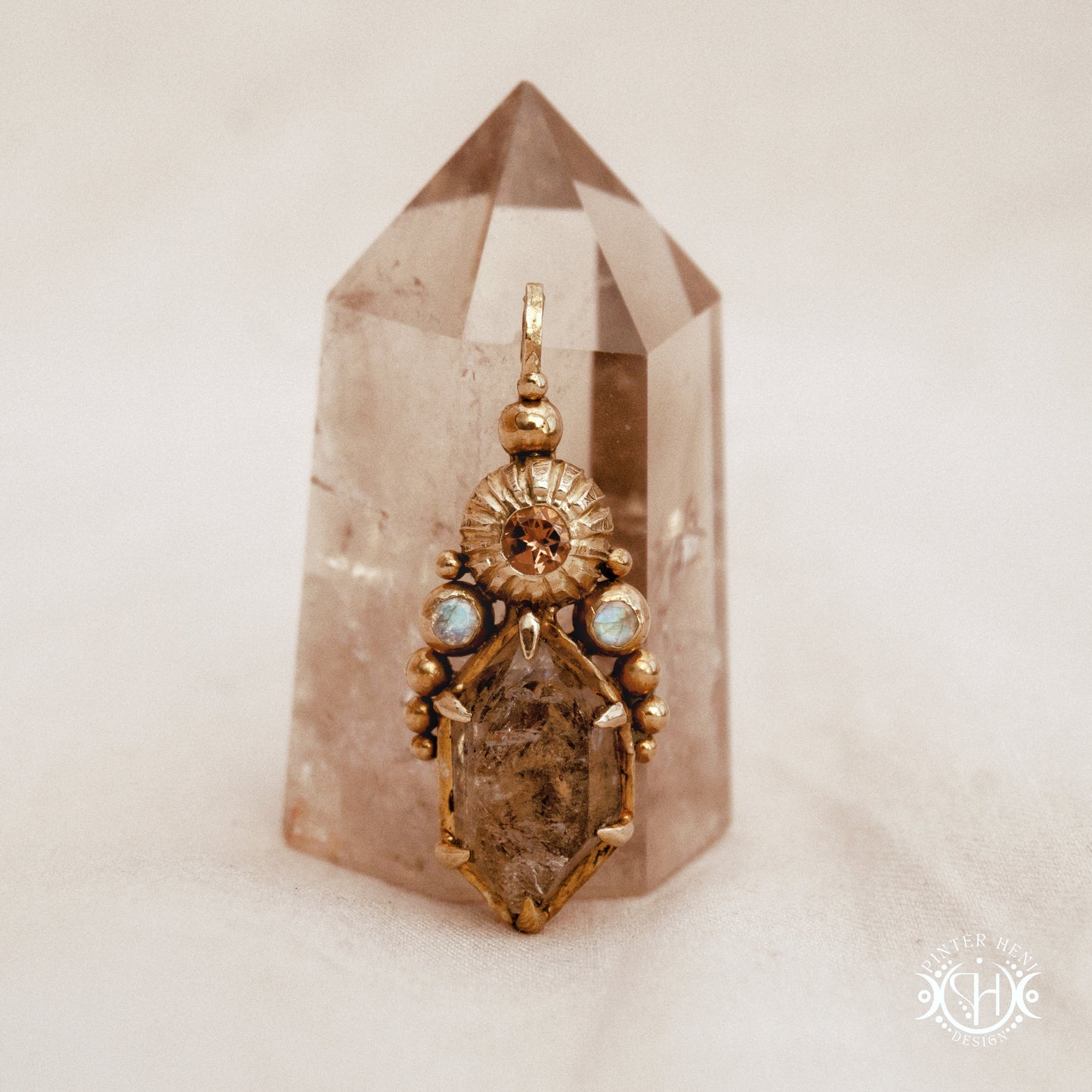 Colgante Desert Rites | Collar de Latón Único en su Clase