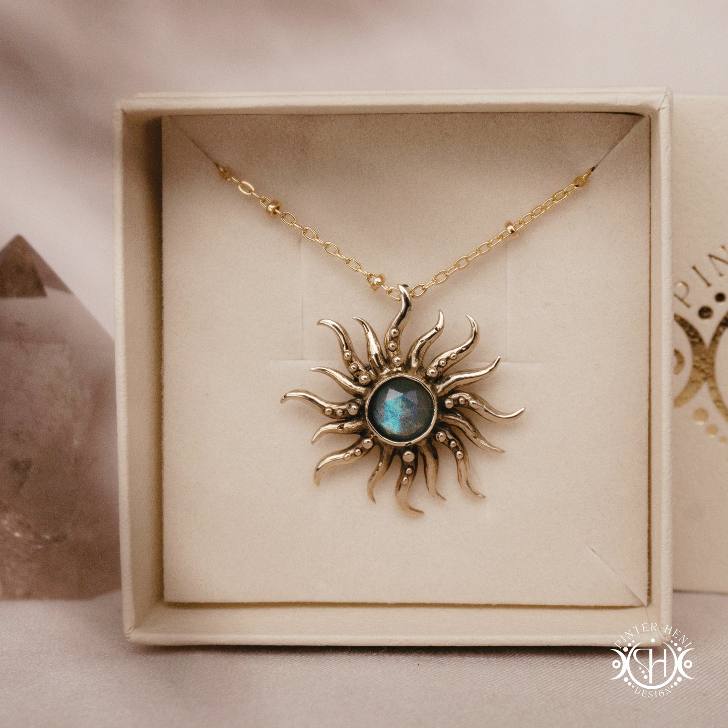 Colgante Sun | Joyería con símbolo radiante hecha a mano bajo pedido