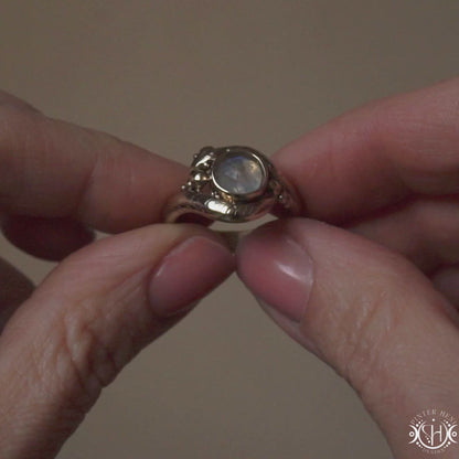 Anillo Serpent Coil | Anillo de serpiente con piedra luna o labradorita hecho bajo pedido