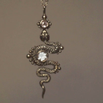 Colgante Serpent Descent | Collar de Serpiente Escultórico Hecho a Mano Bajo Pedido